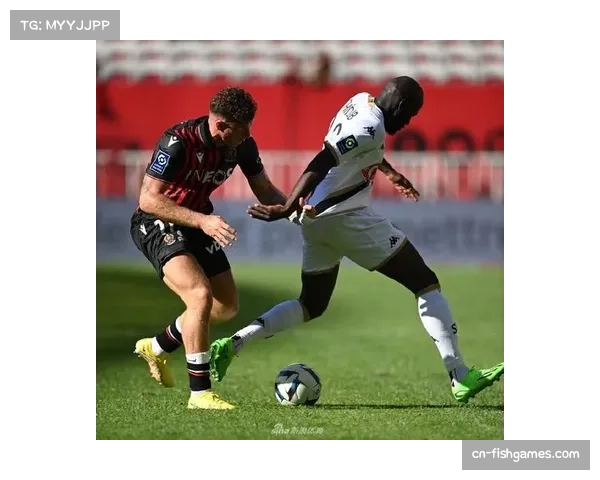 尼斯0-1昂热进入中场休息,客队贝尔克迪姆反击得手。 尼斯0-1昂热进入中场休息,客队贝尔克迪姆反击得手。