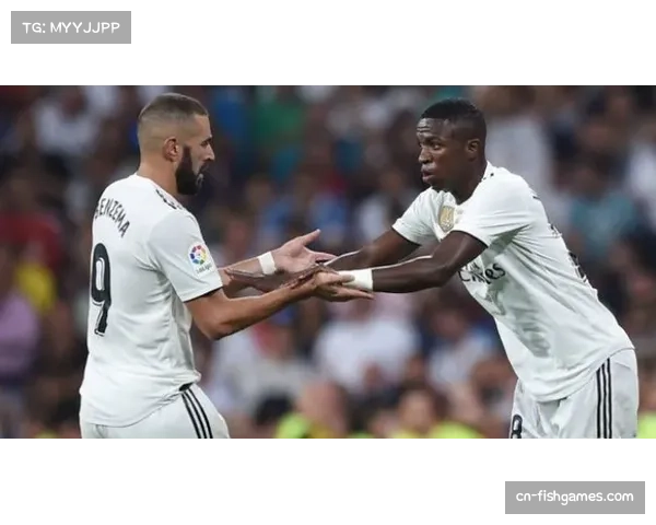 替补席上的凝视：维尼修斯欧冠附加赛未出场时的专注表情